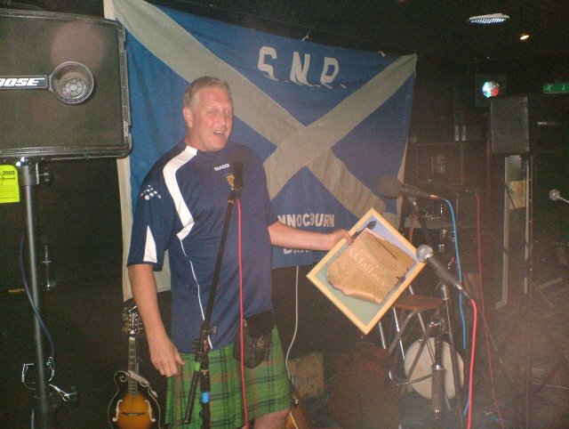 David with presentation plaque from supporters of the Walk, Tartan Arms, Bannockburn 25th June 2005